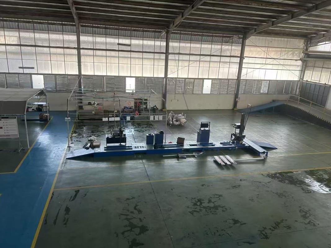 Línea de pruebas centralizada para motocicletas de 2 ruedas. Incluye: Fuerza de frenado, carga por eje, velocímetro, alineación de ruedas, comprobador de faros, medidor de ruido.