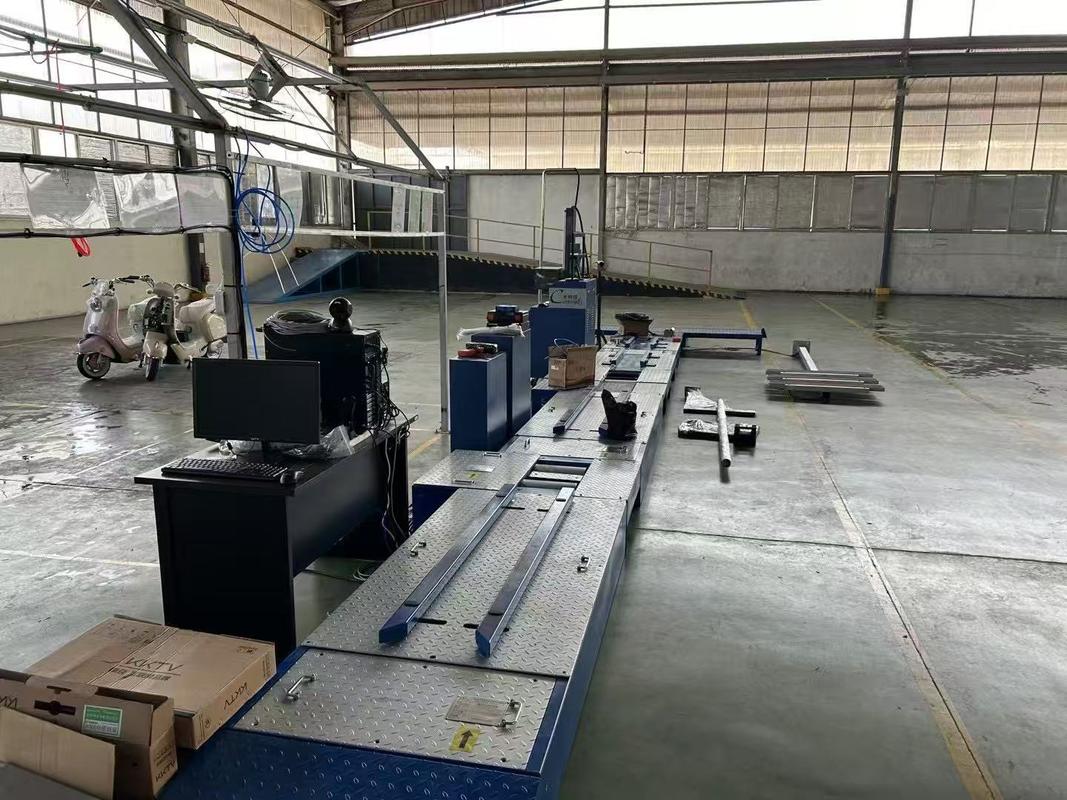 Línea de pruebas centralizada para motocicletas de 2 ruedas. Incluye: Fuerza de frenado, carga por eje, velocímetro, alineación de ruedas, comprobador de faros, medidor de ruido.