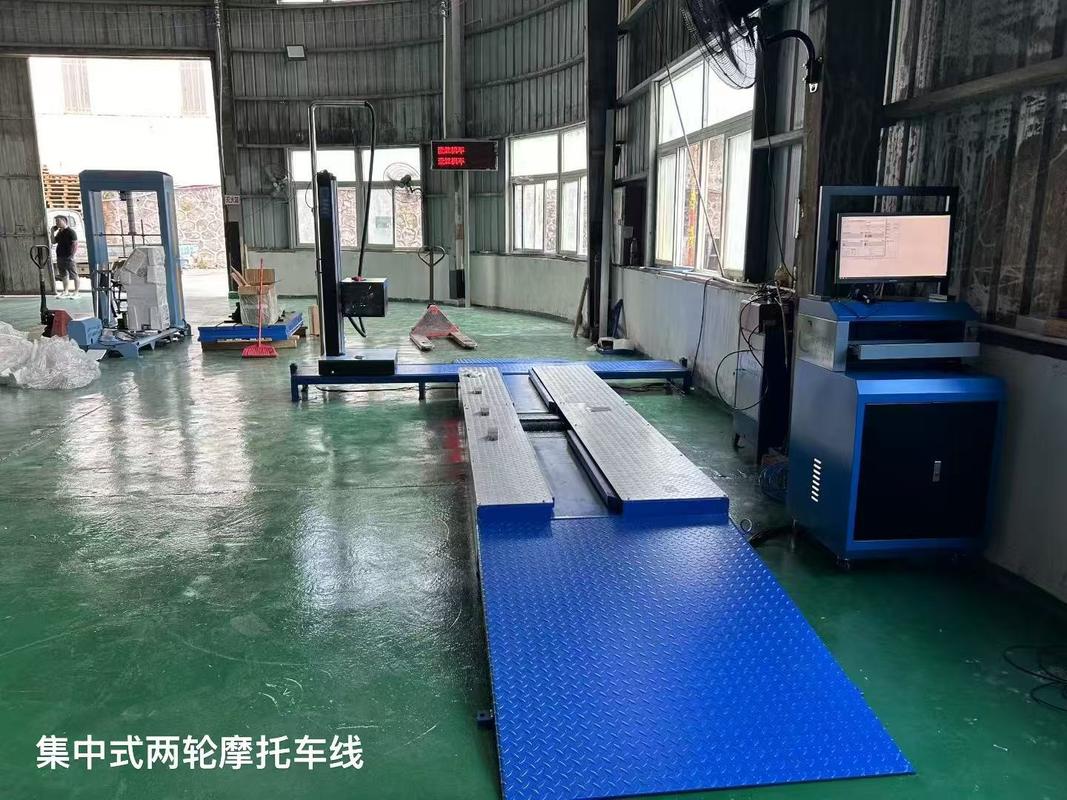 Línea de pruebas centralizada para motocicletas de 2 ruedas. Incluye: Fuerza de frenado, carga por eje, velocímetro, alineación de ruedas, comprobador de faros, medidor de ruido.