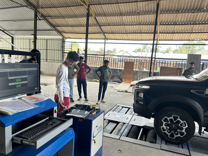Pruebador de frenos de rodillos 5 en 1 con carga máxima del eje de 4000 kg Rodillo de lija patentado y computadora de control industrial
