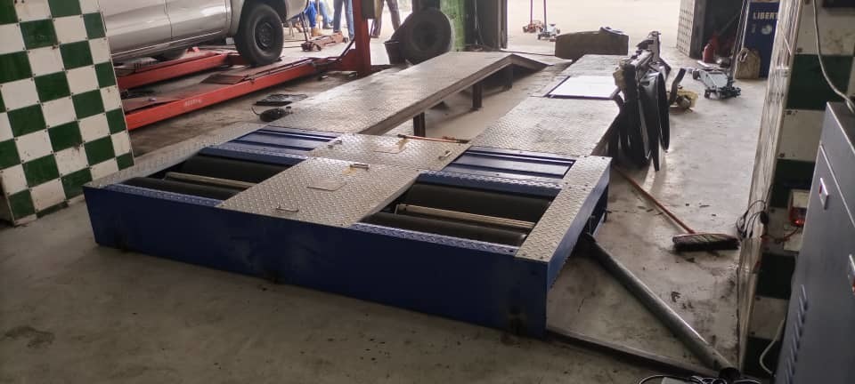 Línea de ensayo del vehículo con rodillo combinado 4 en 1 Línea de ensayo del vehículo con diseño innovador de la cubierta del banco de frenos